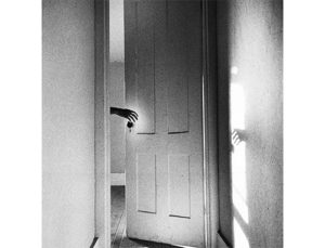 Imaxe dunha porta en branco e negro
